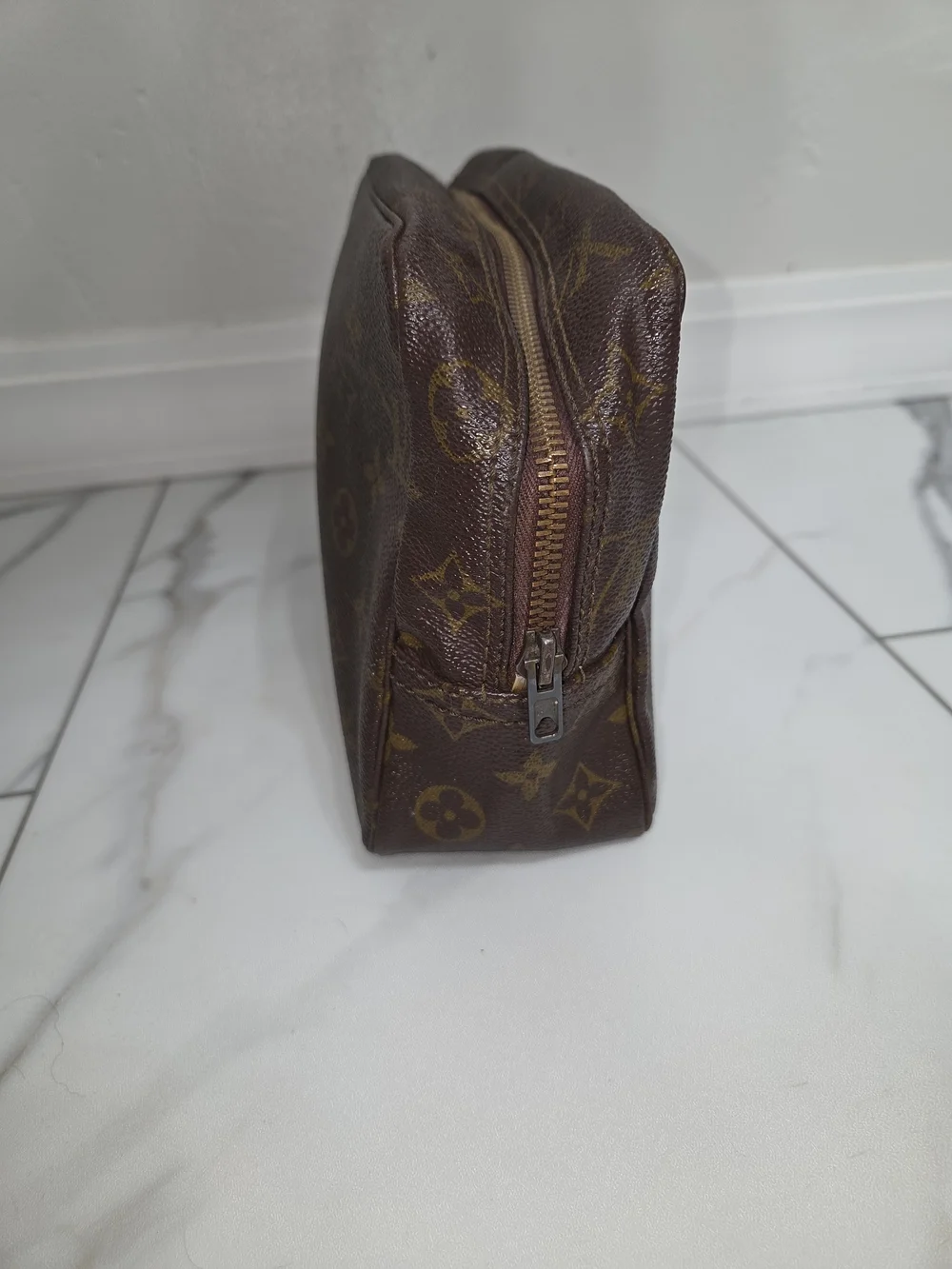 Vintage Authentic Louis Vuitton Monogram Trousse 28 Toiletry Pouch